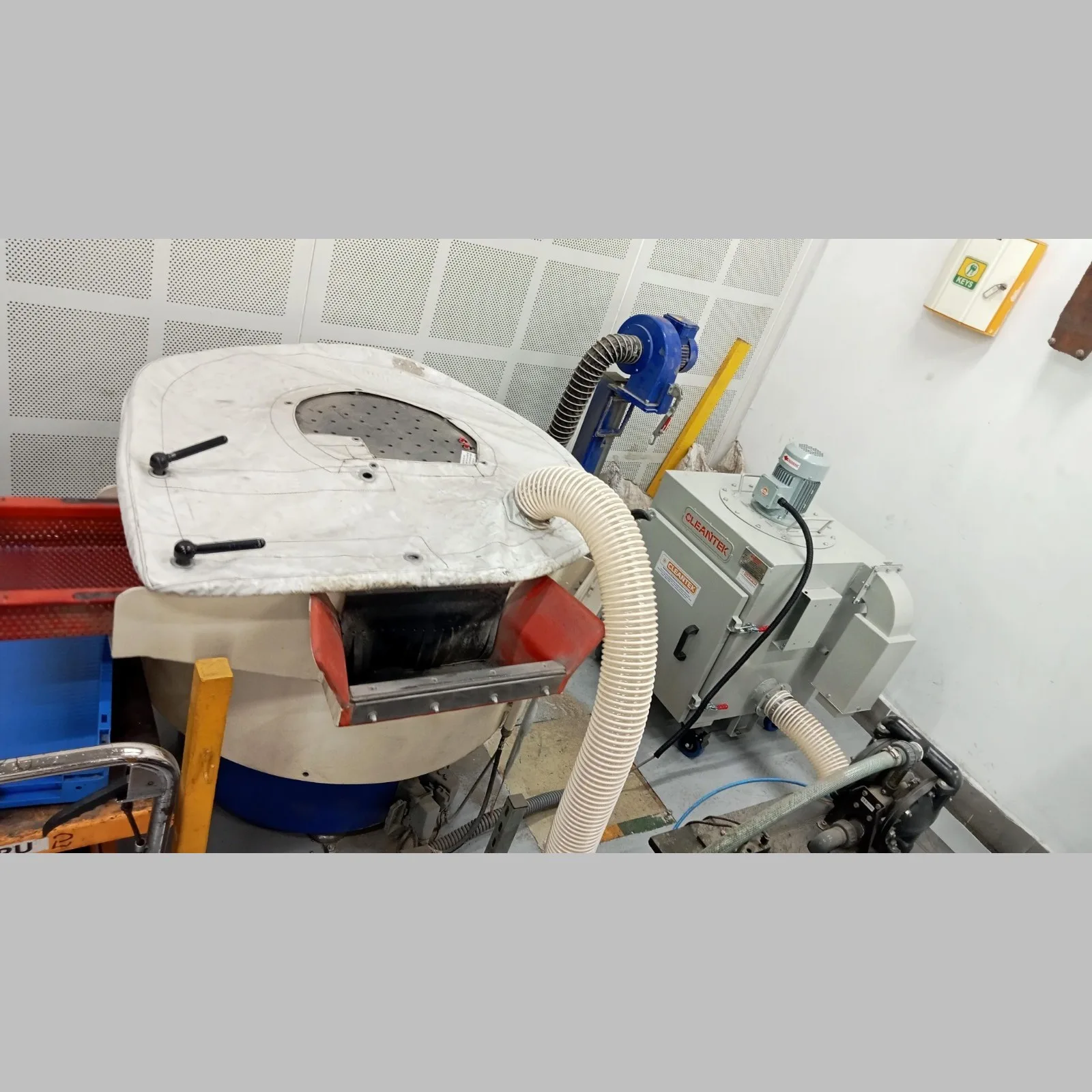 Sieving dust collector